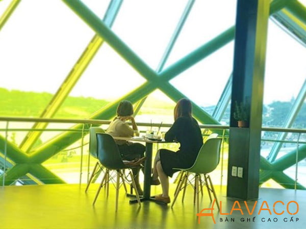 Doha cafe ở Đà Lạt sử dụng ghế Eames của lavaco