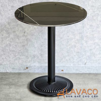 Ban-cafe-chan-gang-mat-da-ngoai-troi