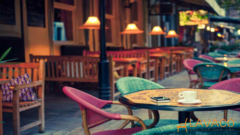 mau-ban-ghe-cafe-trong-nha-3