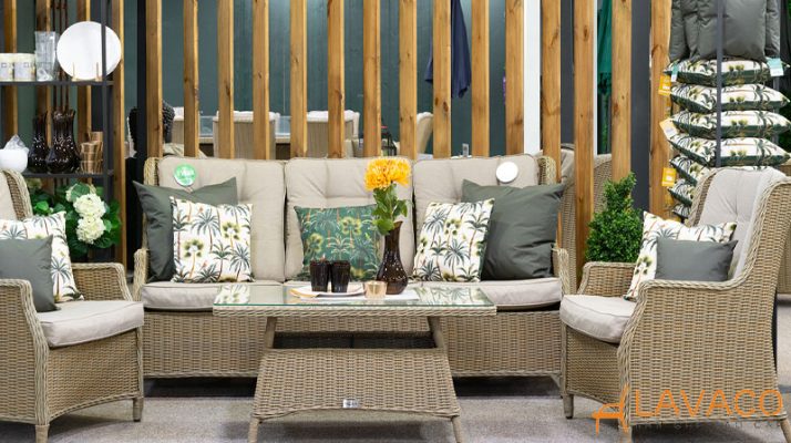 bo-ban-ghe-may-va-ban-ghe-nhua-gia-may-ban-cong