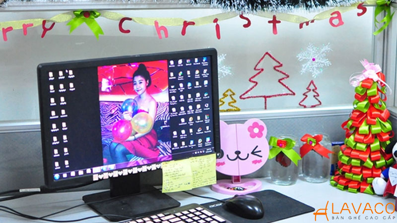 Gợi ý cách trang trí noel bàn làm việc đơn giản và đẹp