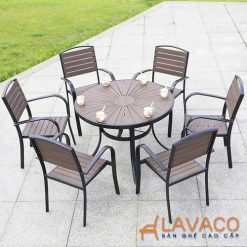 Bo-ban-san-vuon-biet-thu-go-nhua-hien-dai