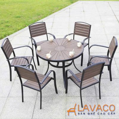 Bo-ban-san-vuon-biet-thu-go-nhua-hien-dai