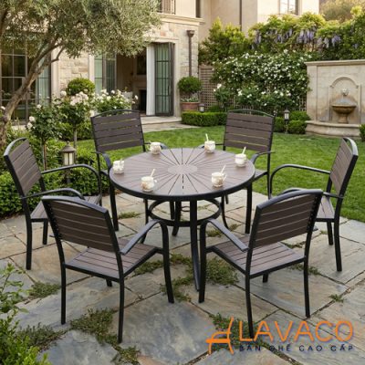 Bo-ban-san-vuon-biet-thu-go-nhua-hien-dai