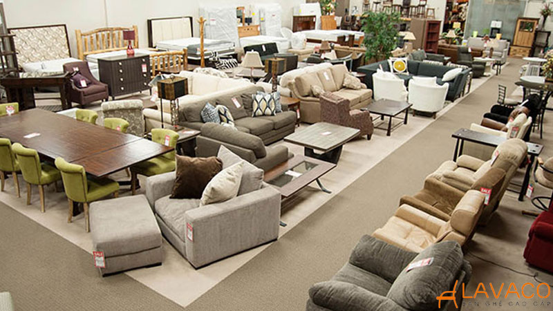 Sofa thanh lý giá rẻ và bàn trà phòng khách.