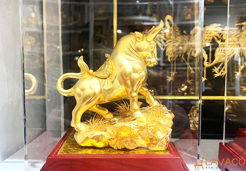 Tượng bò mạ vàng