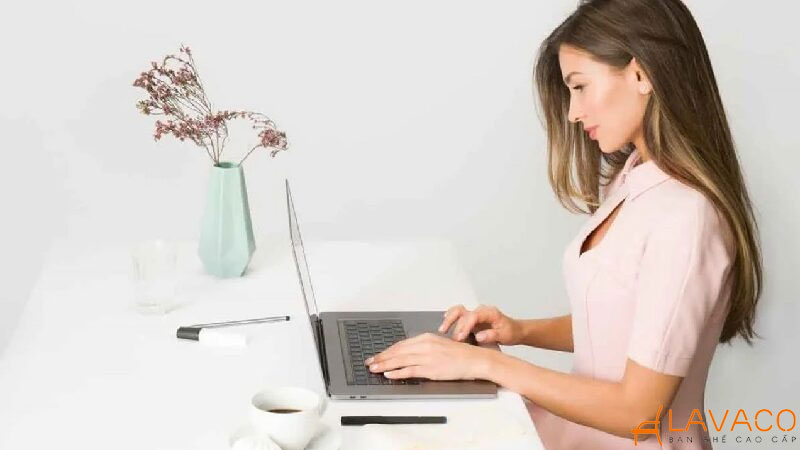 Tư thế ngồi đúng khi làm việc với máy tính giúp giảm đau mỏi
