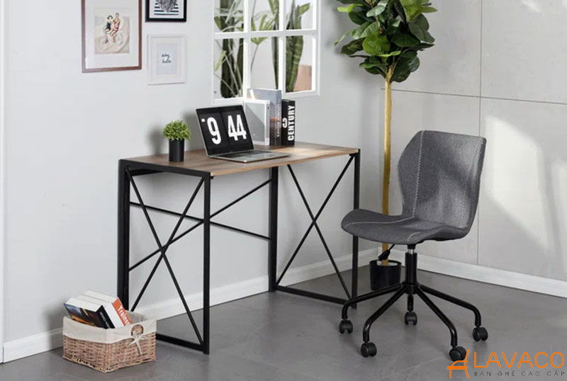 Đặt bàn làm việc cạnh cửa sổ