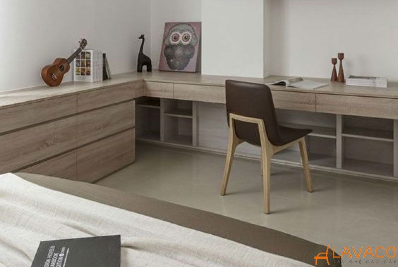 Đặt bàn ở cuối giường