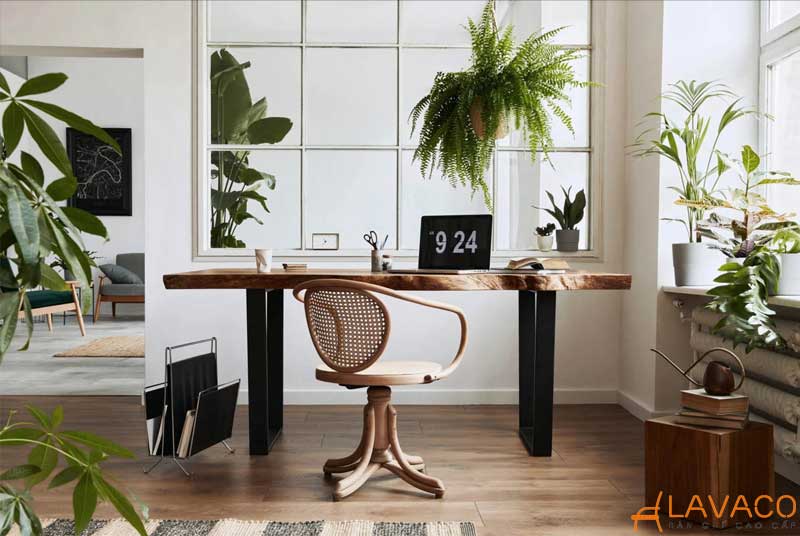 Nếu có điều kiện, hãy ưu tiên đặt bàn làm việc gần cửa sổ để tận dụng ánh sáng tự nhiên.