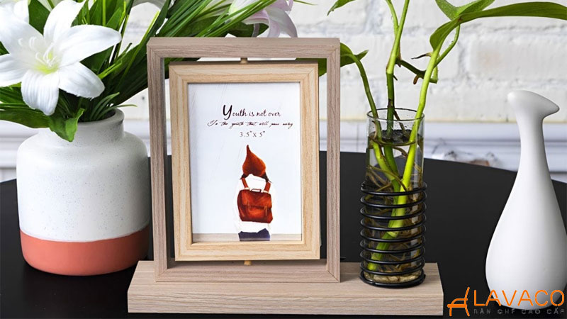 Khung ảnh để bàn làm việc.