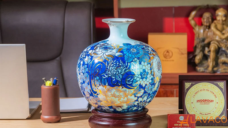 Đồ trang trí bằng gốm sứ hoặc đá