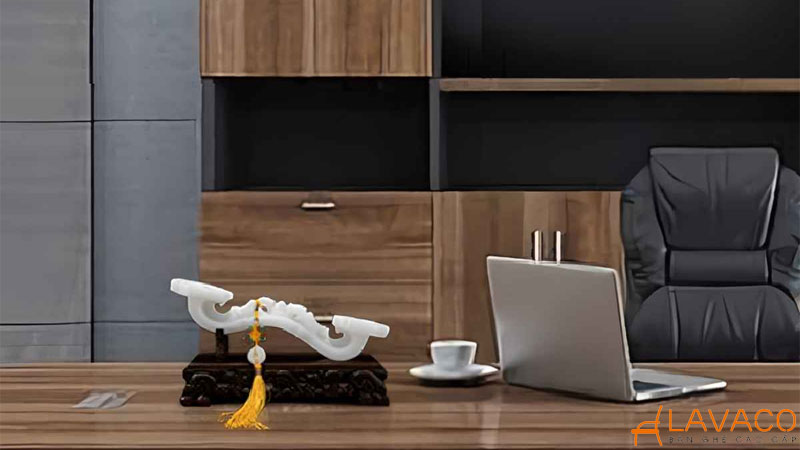 trang trí bàn làm việc ở văn phòng phong cách phong thuỷ.