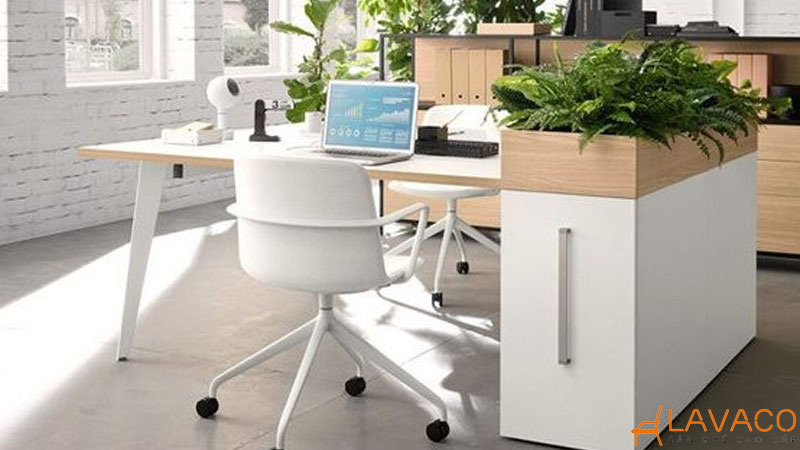 Trang trí bàn làm việc ở văn phòng phong cách hiện đại.
