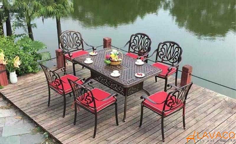Ghế gang đúc ngoài trời phù hợp với những không gian ưu tiên sự chắc chắn, ổn định
